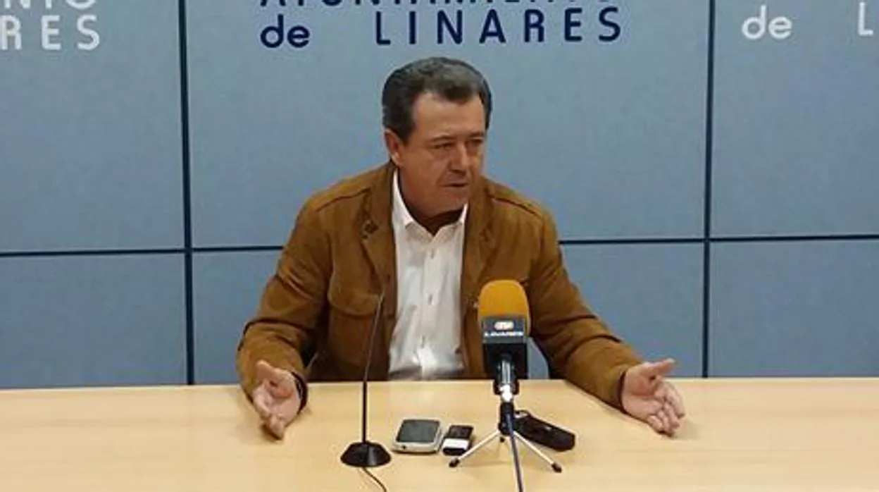 Juan Fernández, alcalde de Linares, durante una rueda de prensa