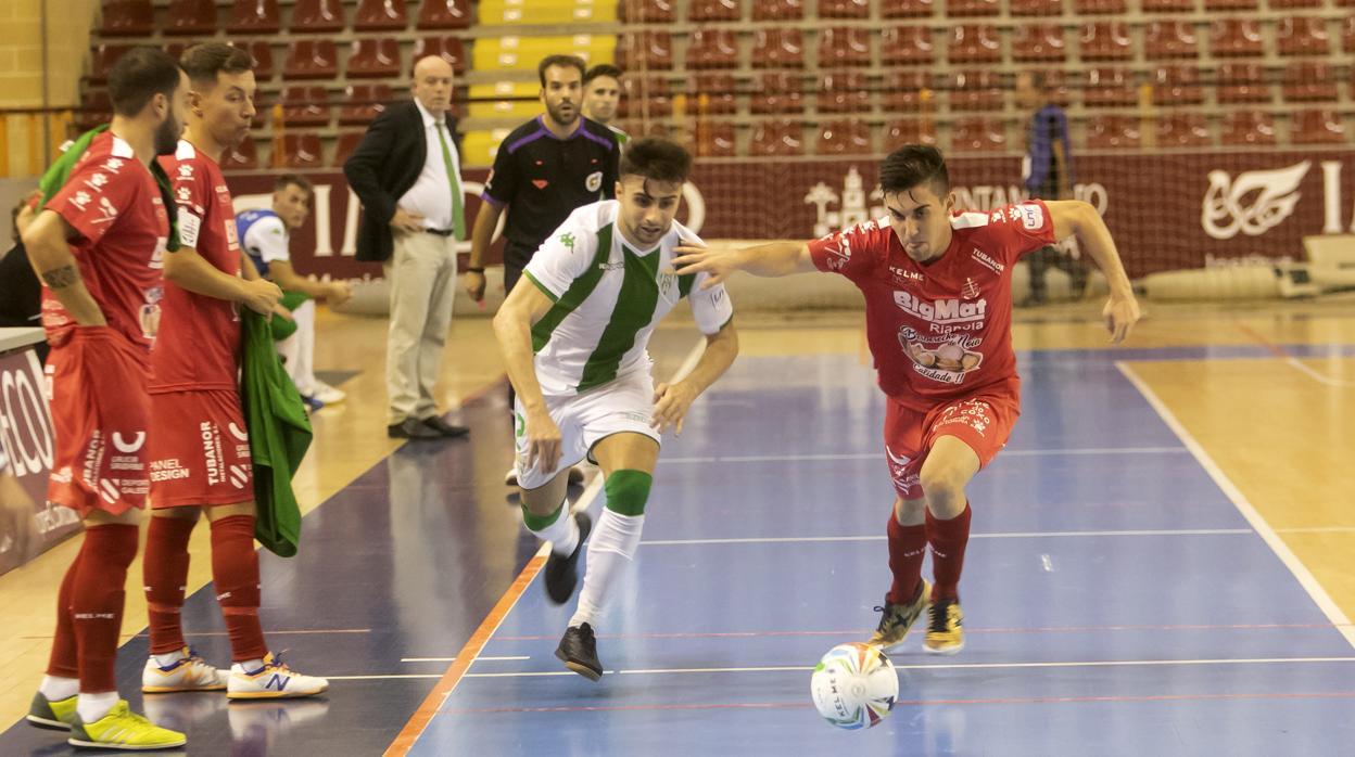 César conduce el balón en el partido ante el Noia