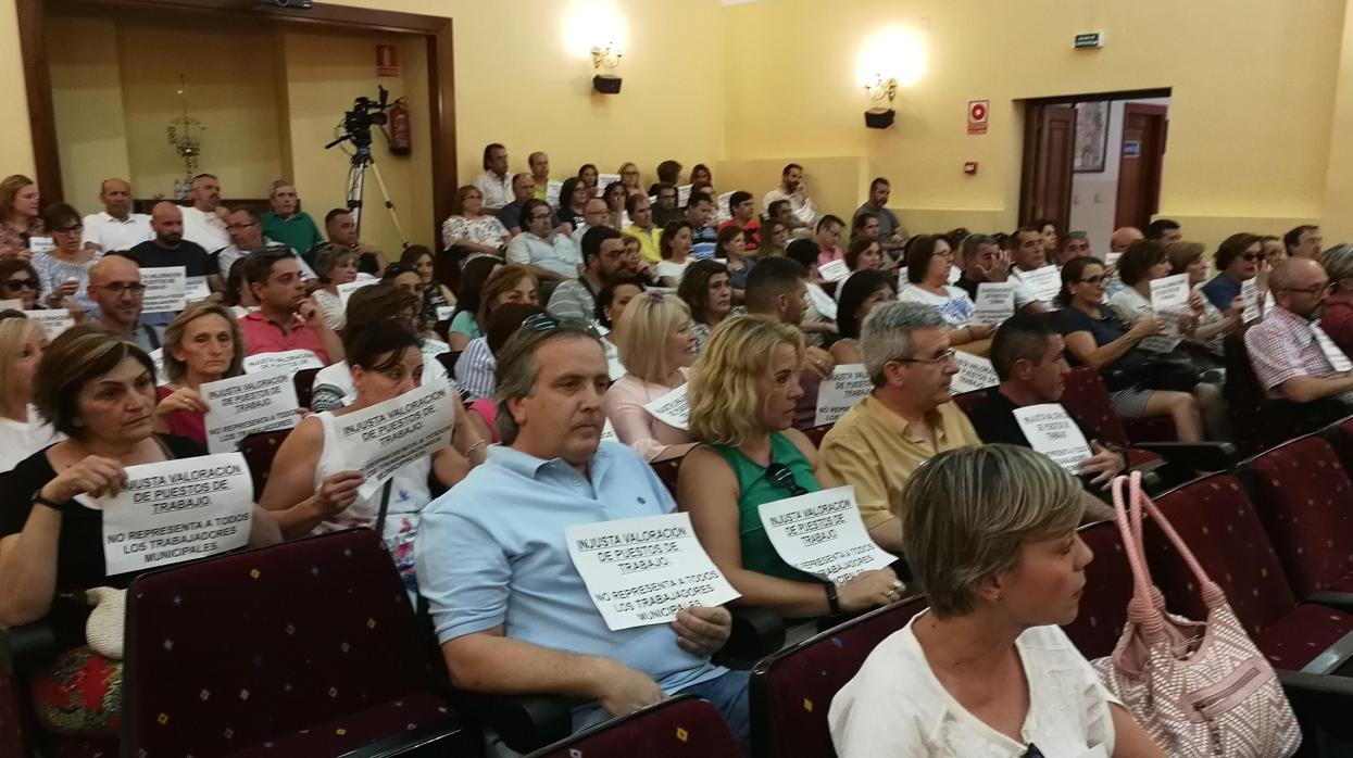 Protesta de trabajadores del Ayuntamiento de Lucena en un pleno