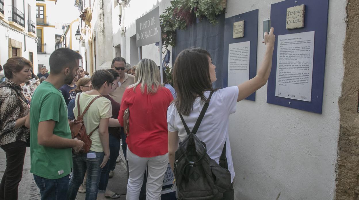 Turistas, ayer consultando información sobre el Festival de las Callejas de Córdoba