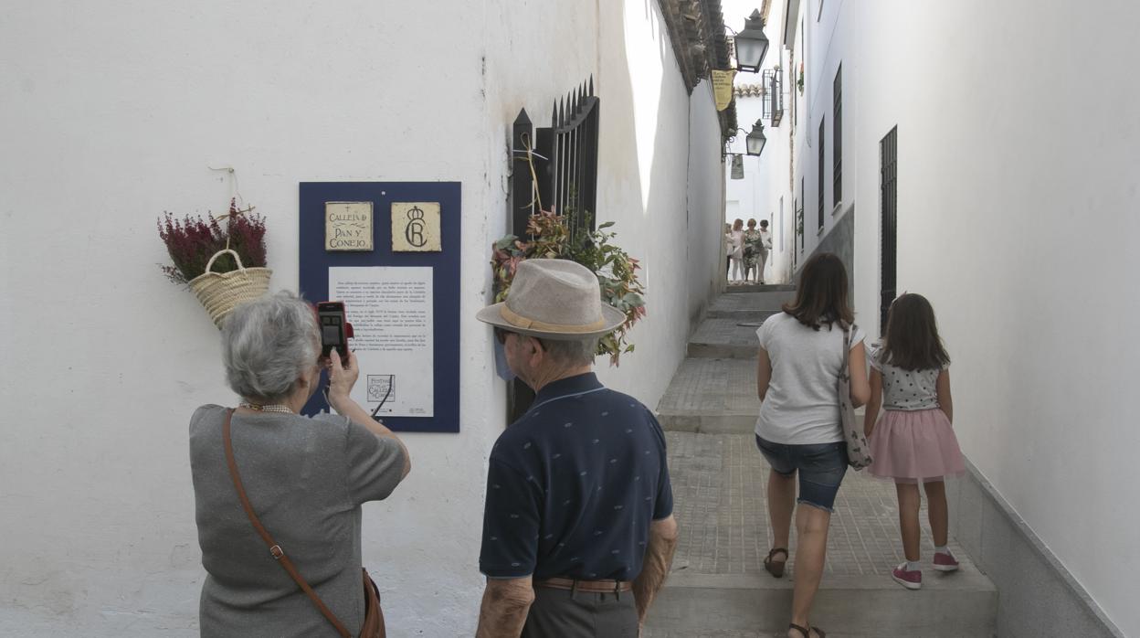 Turistas en una calleja de Córdoba