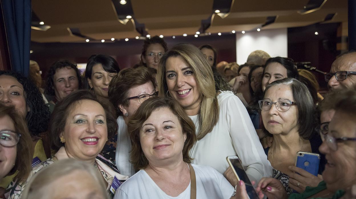 La presidenta Susana Díaz junto a un grupo de mujeres durante su visita a Córdoba