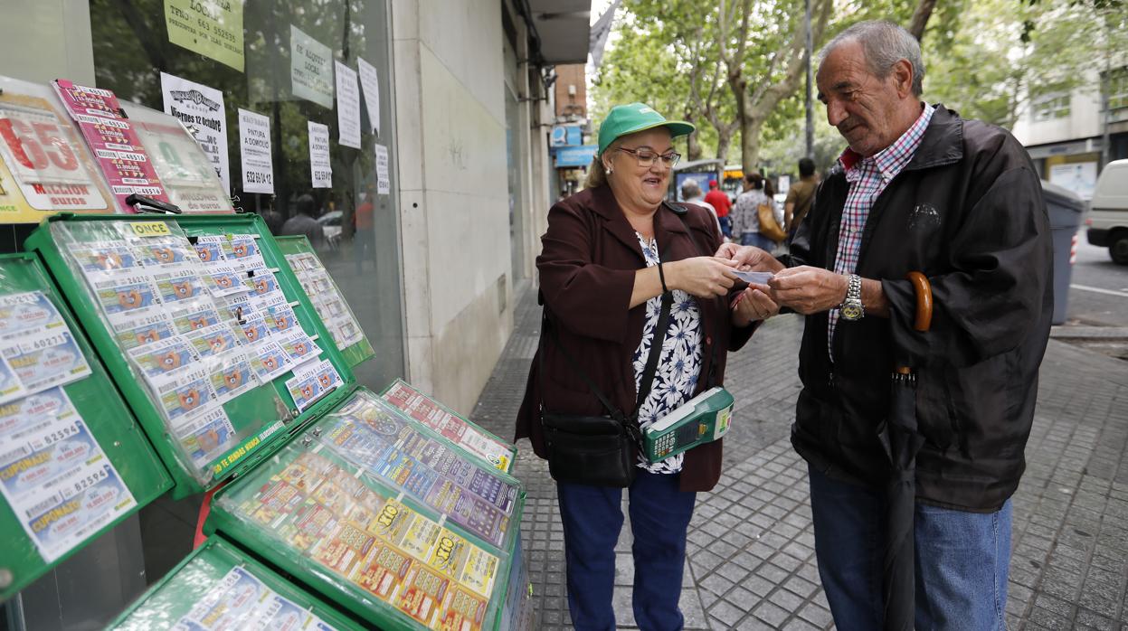 María Cerrado, en su puesto de vendedora de la ONCE, en la calle Osario