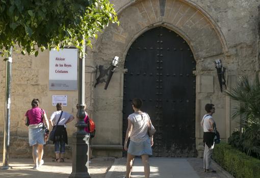 Turistas ante las puertas cerradas del Alcázar durante la tarde de ayer sábado