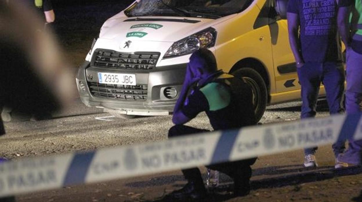 Un policía local de La Línea, derrumbado tras el accidente en el que falleció Víctor Sánchez.