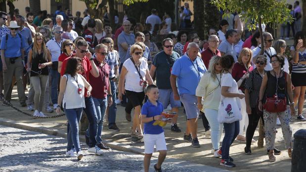 Aluvión de turistas en Córdoba en el Puente del Pilar