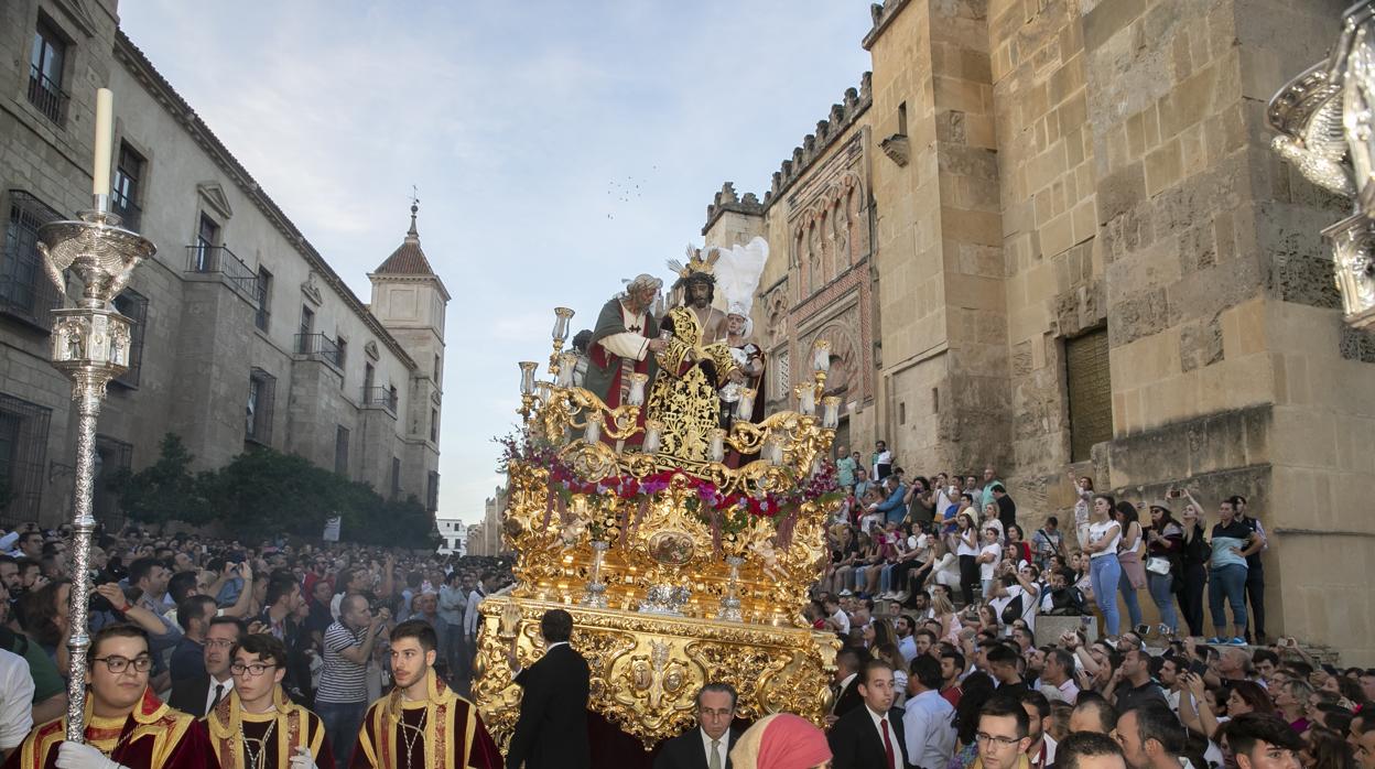 Procesión del Señor de la Humilidad a su paso por la Catedral