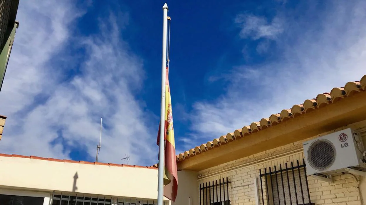 La bandera de España, a media asta en el cuartel de la Guardia Civil en La Zubia, Granada.