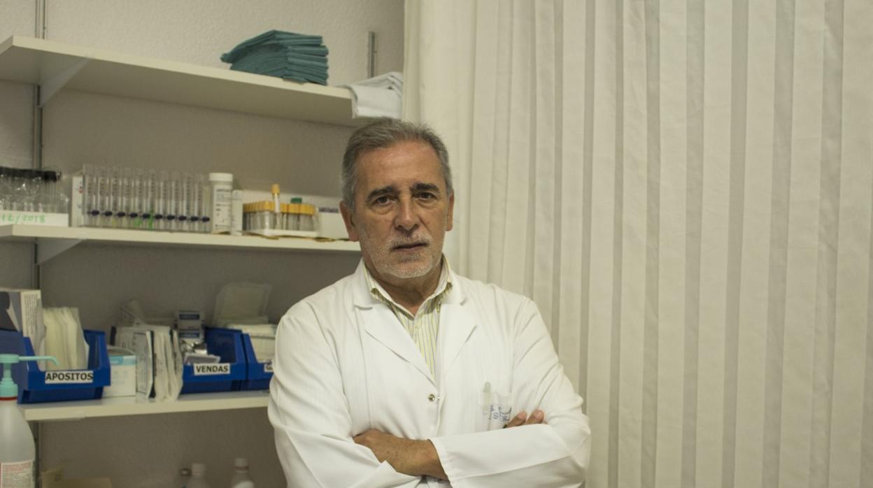 El doctor Eduardo Collantes, jefe de Reumatología del Hospital Reina Sofía