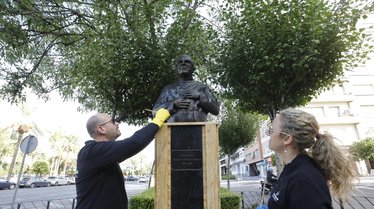 La restauradora Ana Infante, ante el busto de Gómez Aguilar