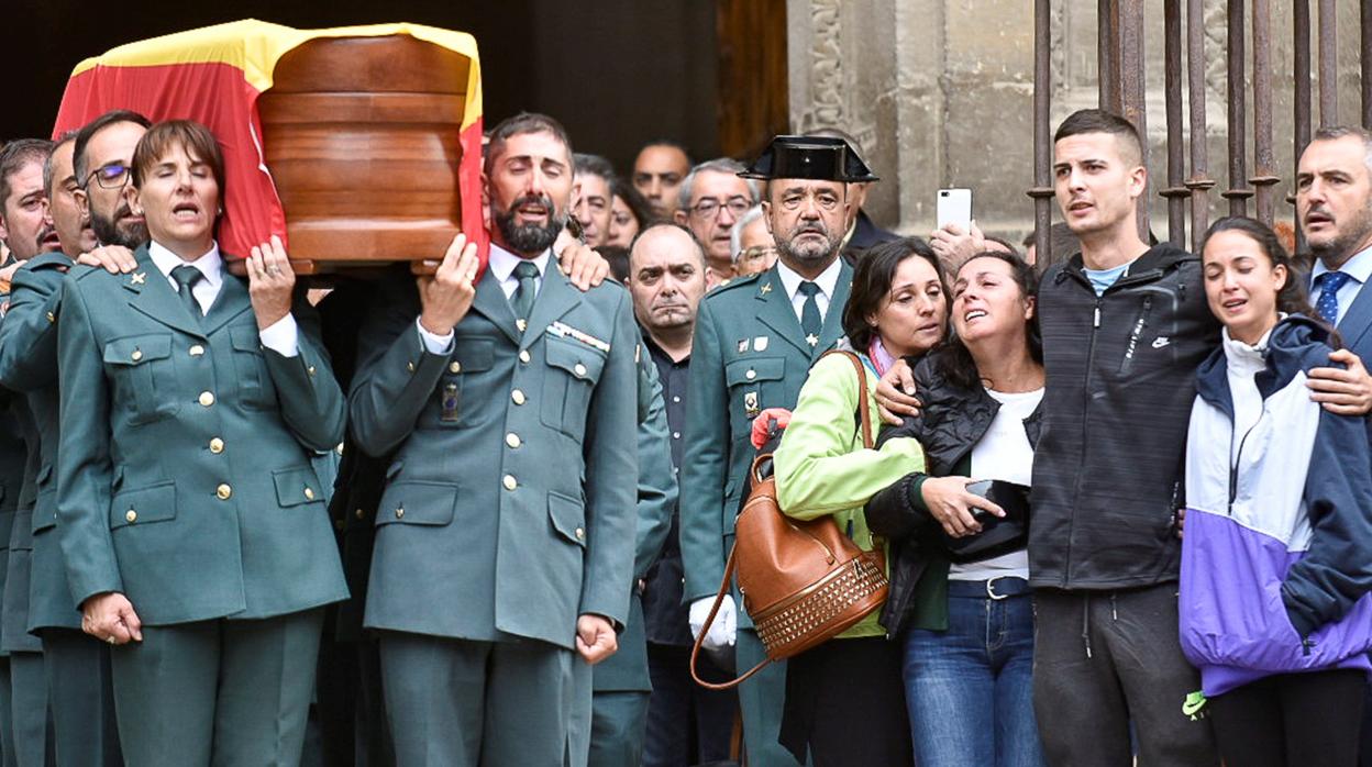 El féretro de José Manuel Arcos ha sido transportado por sus compañeros guardias civiles