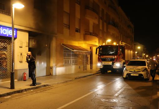 Un herido y una treintena de desalojados por el incendio en la cochera de un bloque en Lucena