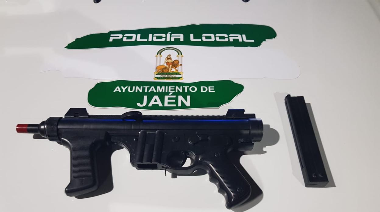 El arma simulada ha sido requisada por la Policía Local de Jaén