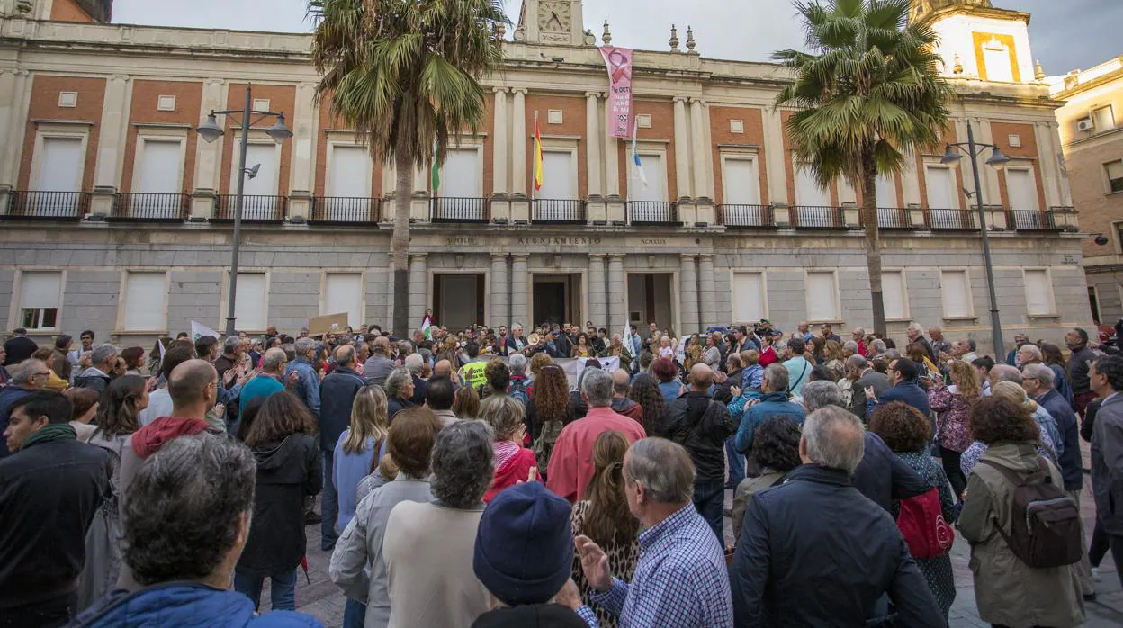 Un momento de la concentración de este viernes a las puertas del Ayuntamiento de Huelva