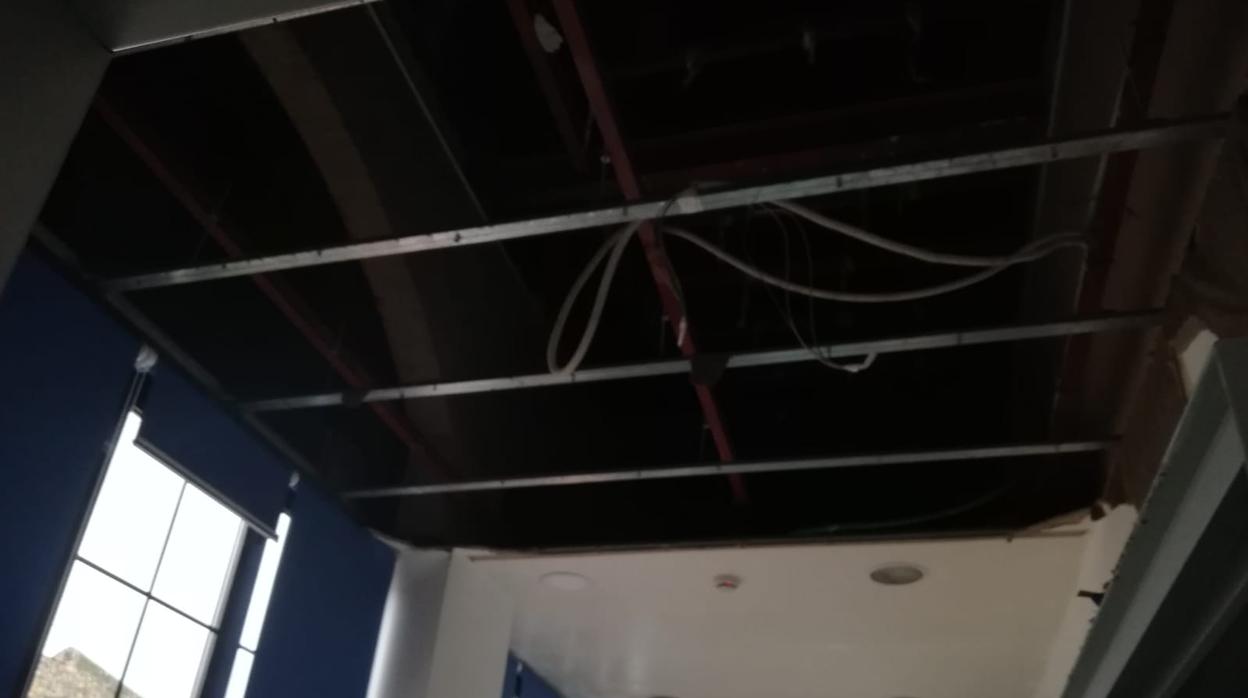 Parte del techo desprendido en el Hospital Civil