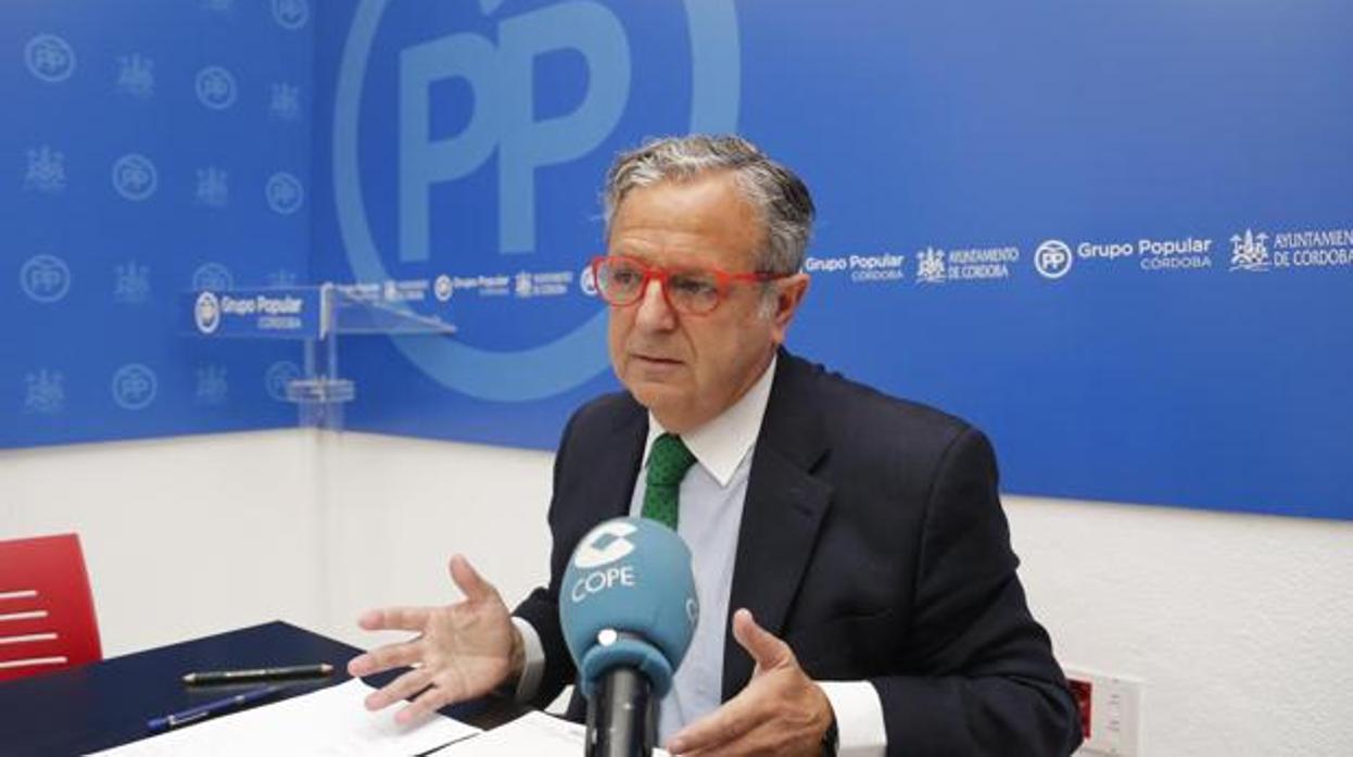 El viceportavoz municipal del PP, Salvador Fuentes, durante una rueda de prensa