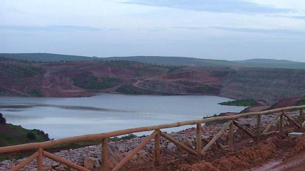 El Arenoso, un embalse entre el monte bajo en un cruce de caminos en Córdoba