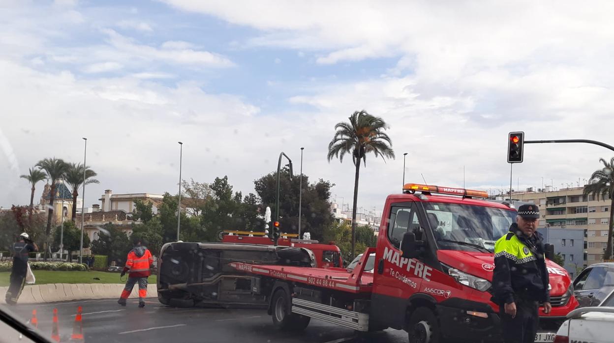 Retirada del vehículo accidentado en la glorieta de la Cruz Roja