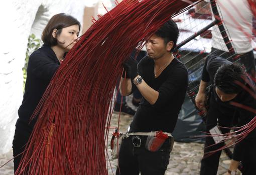 El japonés Hideyuki Niwa en plena faena con su obra