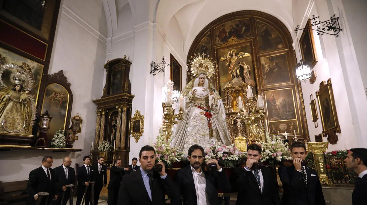 La Virgen de la Paz, en el interior de la iglesia del Santo Ángel de Córdoba