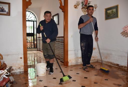 Vecinos de Campillos limpian una de las casas anegadas el pasado domingo