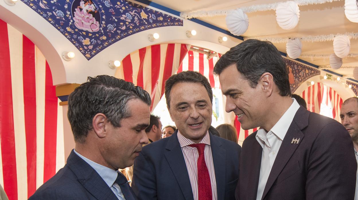 José Bernal, con el alcalde de Torremolinos y Pedro Sánchez en la Feria de Sevilla