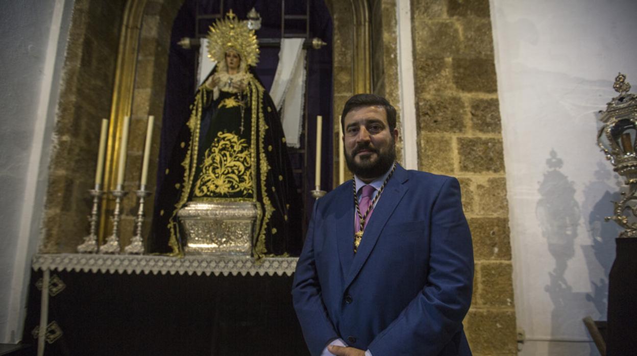 Fernando Díaz, ante la Virgen de la Soledad del Santo Entierro.