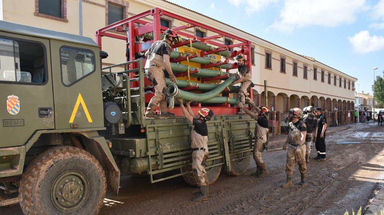 La UME despliega uno de los vehículos autobomba para achicar agua de las casas afectadas