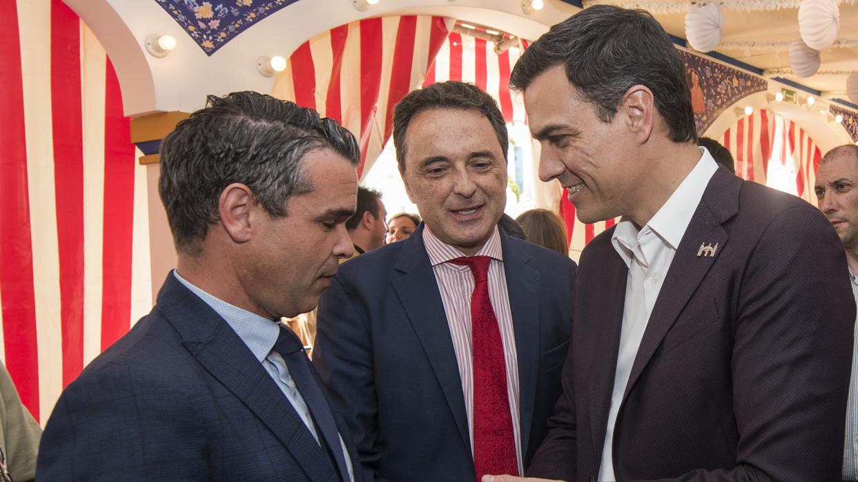 José Bernal, con el alcalde de Torremolinos y Pedro Sánchez en la Feria de Sevilla