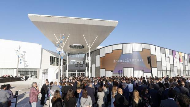 Una alfombra «récord Guinnes» para el mayor centro comercial de Almería