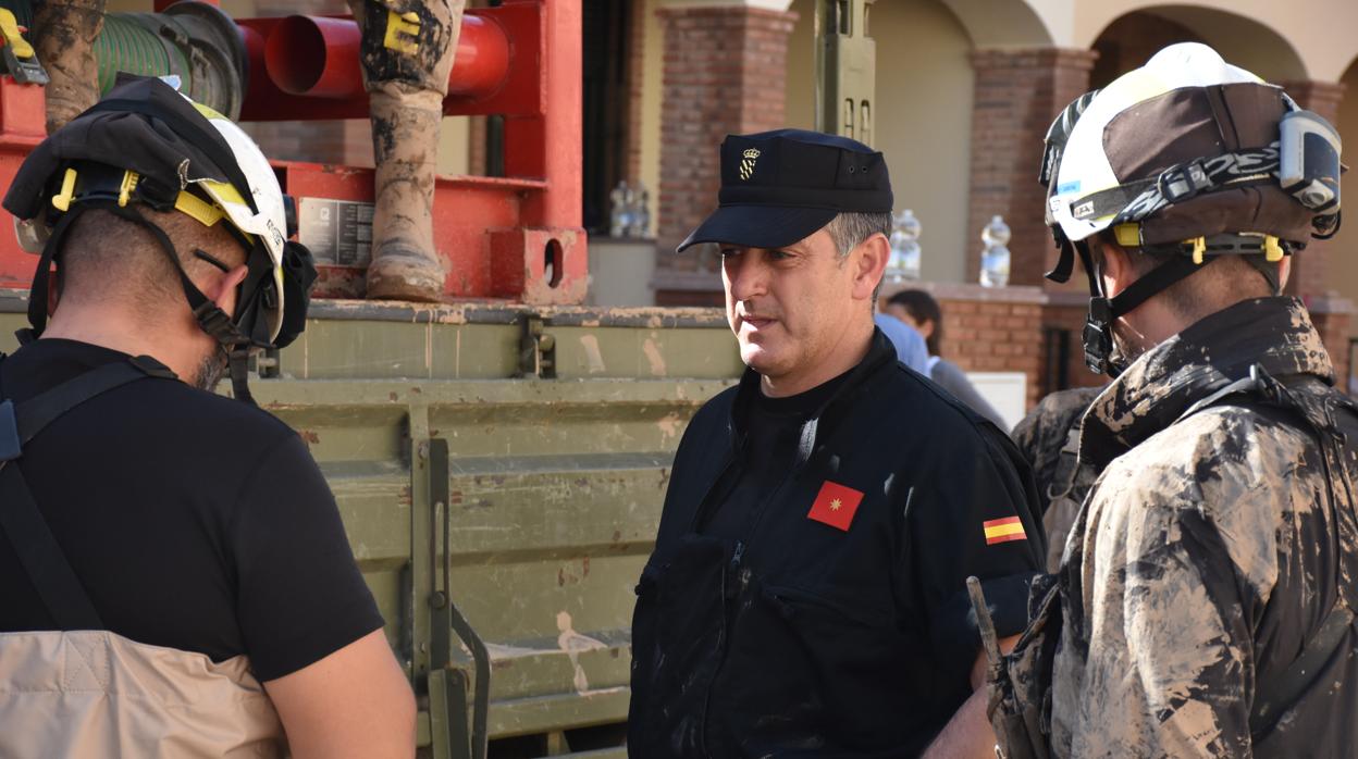 El comandante Martín Molina recibe las novedades de sus hombres durante los trabajos de recuperación