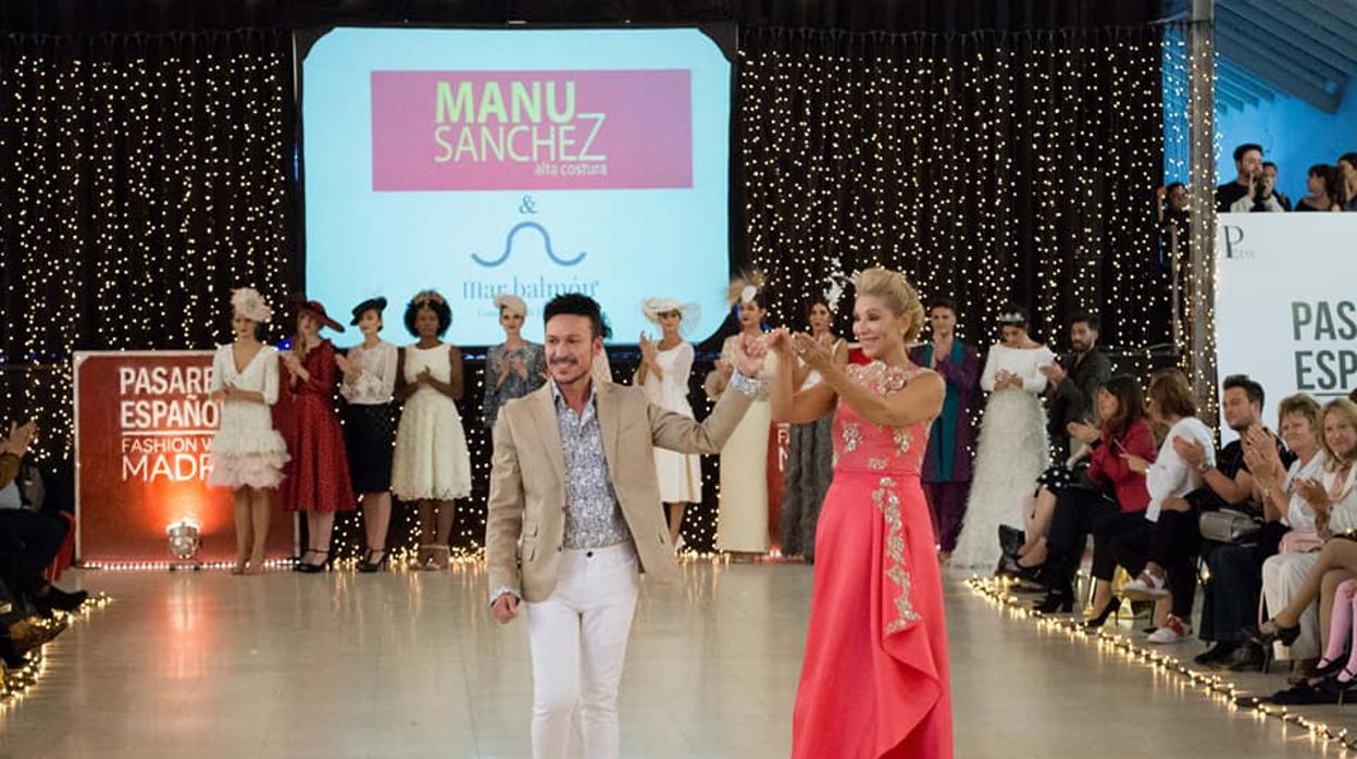 El diseñador de Puente Genil Manu Sánchez en la pasarela Fashion Week Madrid durante su reconocimiento