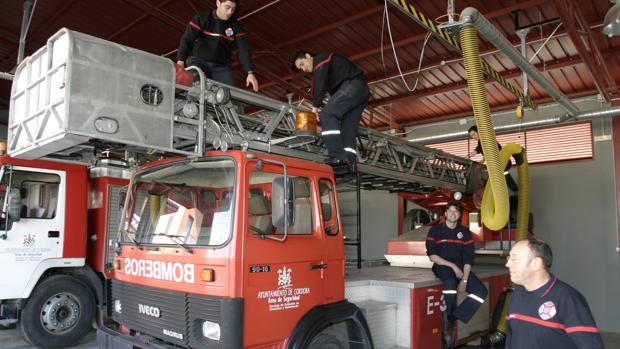 Los bomberos de Córdoba rescatan a un trabajor que se había caído en un depósito de Emacsa en El Cerrillo