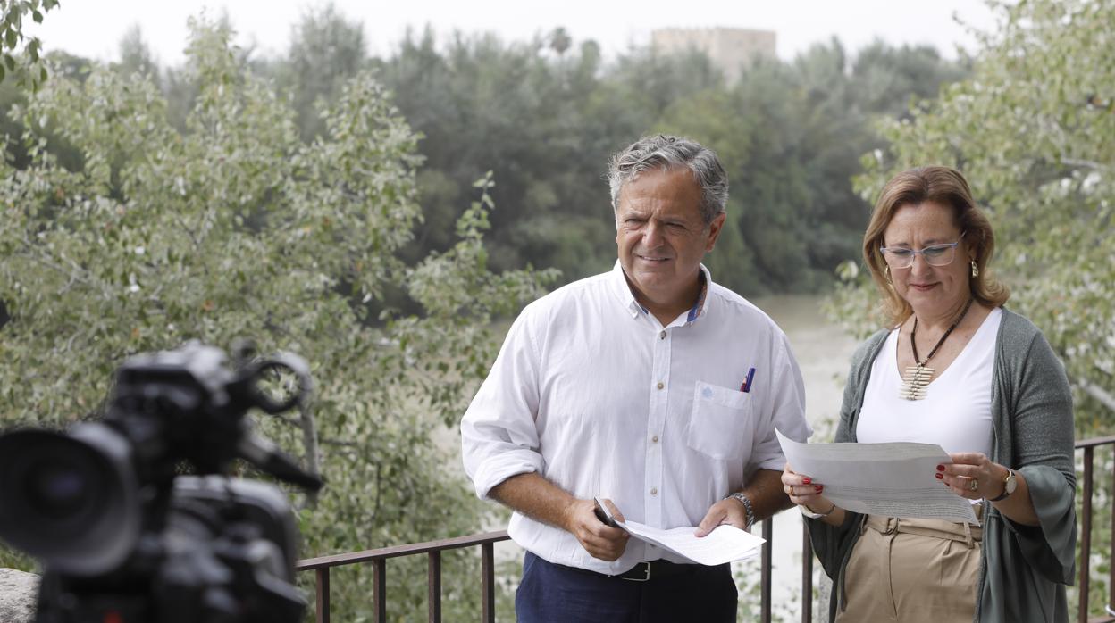 Laura Ruiz con Salvador Fuentes en una rueda de prensa al aire libre