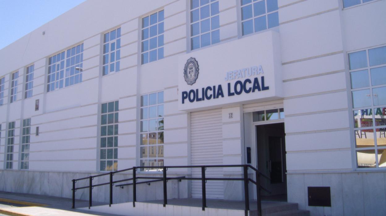 Acceso principal a la sede policial