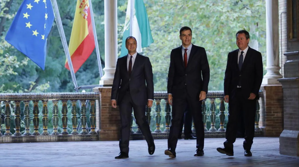 El presidente Pedro Sánchez, escoltado por Gómez de Celis y Espadas en la delegación del Gobierno en Sevilla