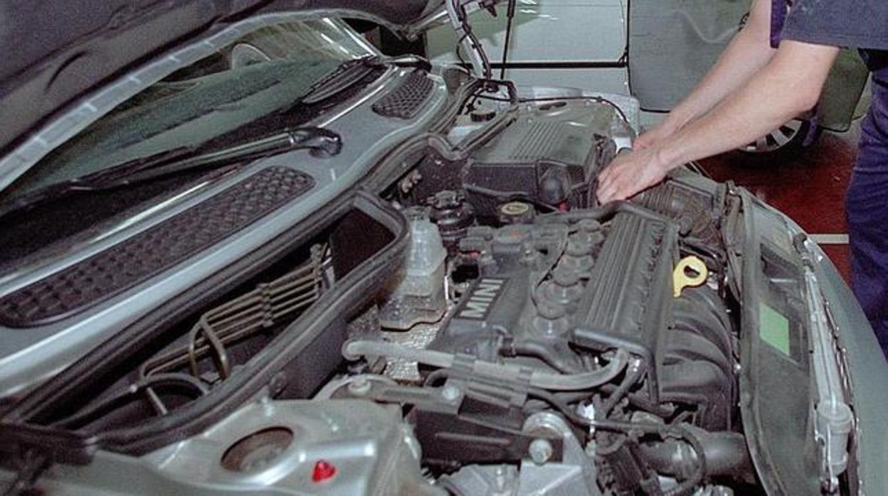 Un mecánico reparando un coche