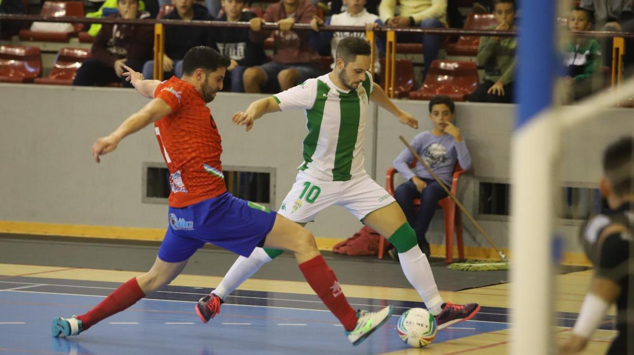 Manu Leal pelea el esférico durante el partido del Córdoba CF Futsal contra el Mengíbar