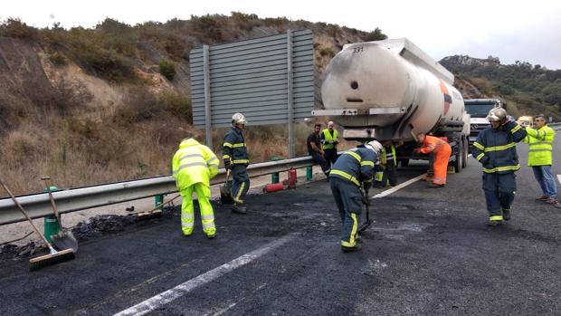 Extinguido un incendio en un camión cisterna cargado de combustible en Los Barrios