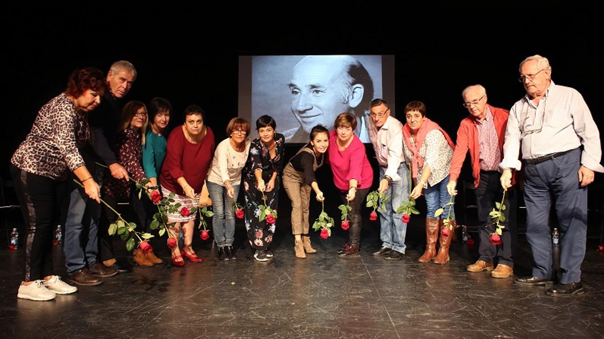 Los participantes en la obra, sobre el escenario en Huelva