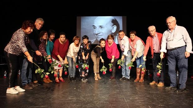 Del centro de mayores a las tablas del teatro en Huelva