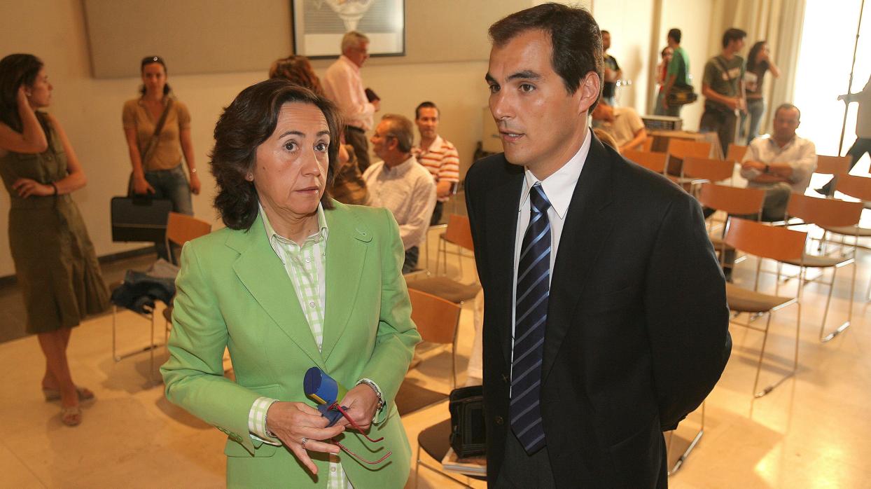 Aguilar (número dos ahora del PSOE) y Nieto (número uno del PP), en un debate de las municipales en 2007