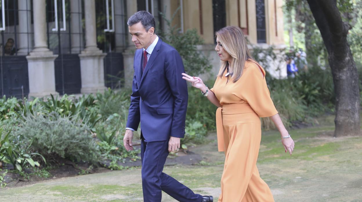 El presidente del Gobierno, Pedro Sánchez, y Susana Díaz este viernes en los Jardines de San Telmo