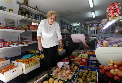 Vecinos en una tienda de Alcolea