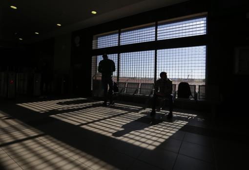 Dos pasajeros en el interior de la estación de Rabanales