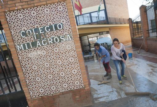 Limpieza de «La Milagrosa», el colegio más afectado por la riada