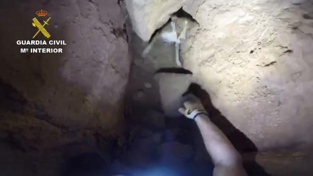 La Guardia Civil rescata del interior de una cueva a un perro en Turre