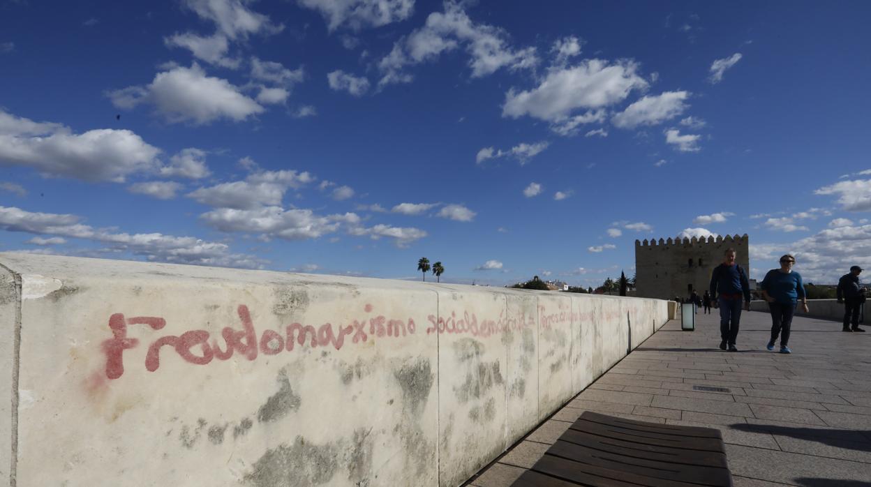 Pintadas en el Puente Romano de Córdoba