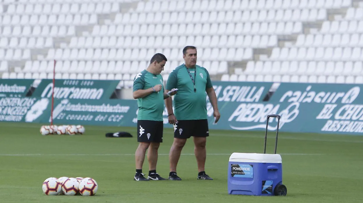 El entrenador del Córdoba CF, José Ramón Sandoval, junto a Ismael Martínez, segundo