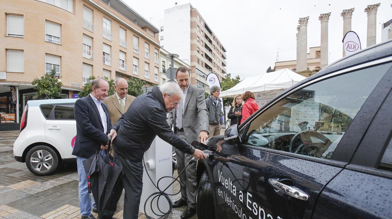 Emilio Aumente repostando el vehículo eléctrico de Kia